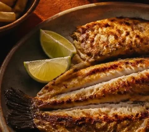 Peixe grelhado na brasa com limão